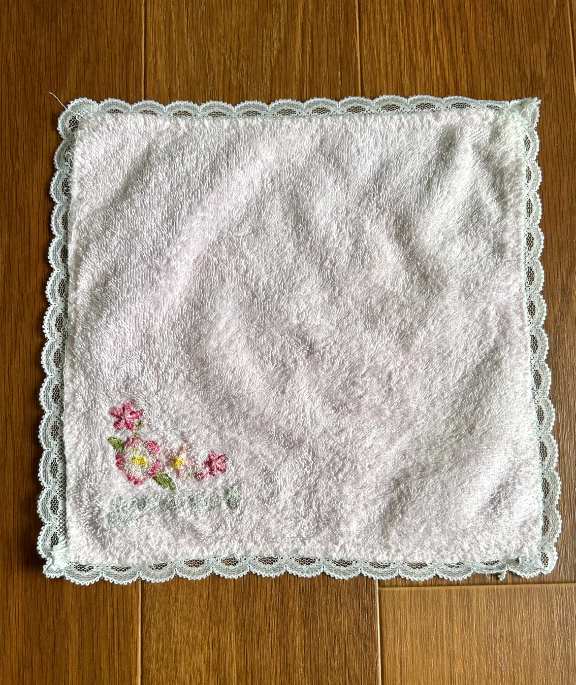 【限定品】ハウステンボス レース付き タオルハンカチ 4月 桜 刺繍 白の写真3枚目