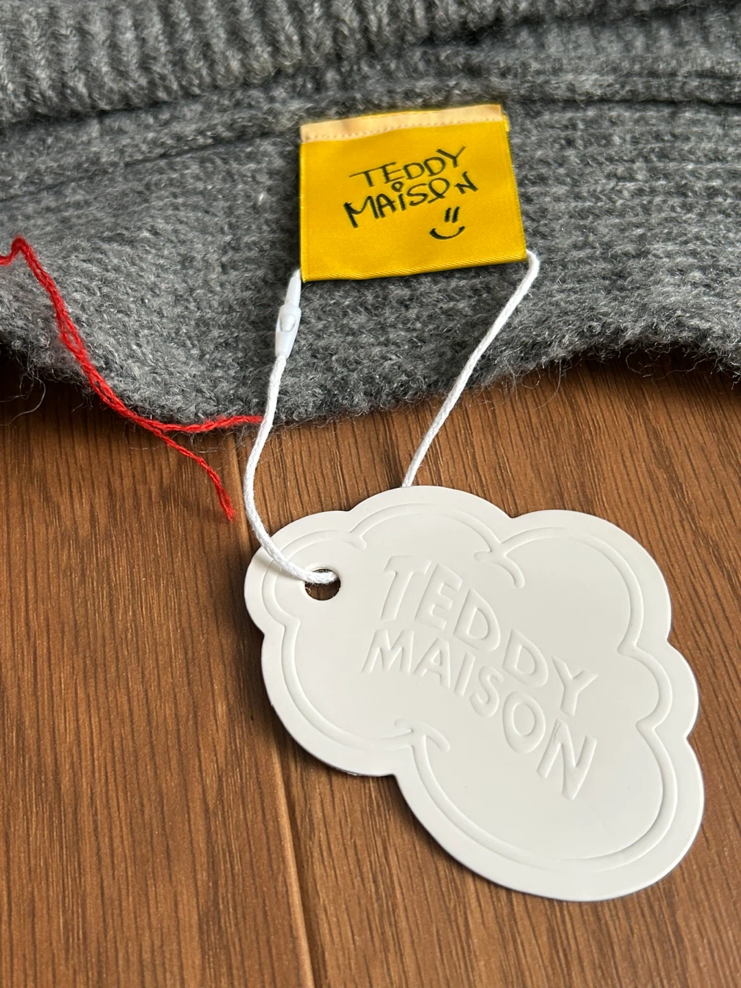 【タグ付き】TEDDY MAISON テディメゾン ニット フードマフラー グレー（バラクラバ / 赤ステッチ）の写真2枚目