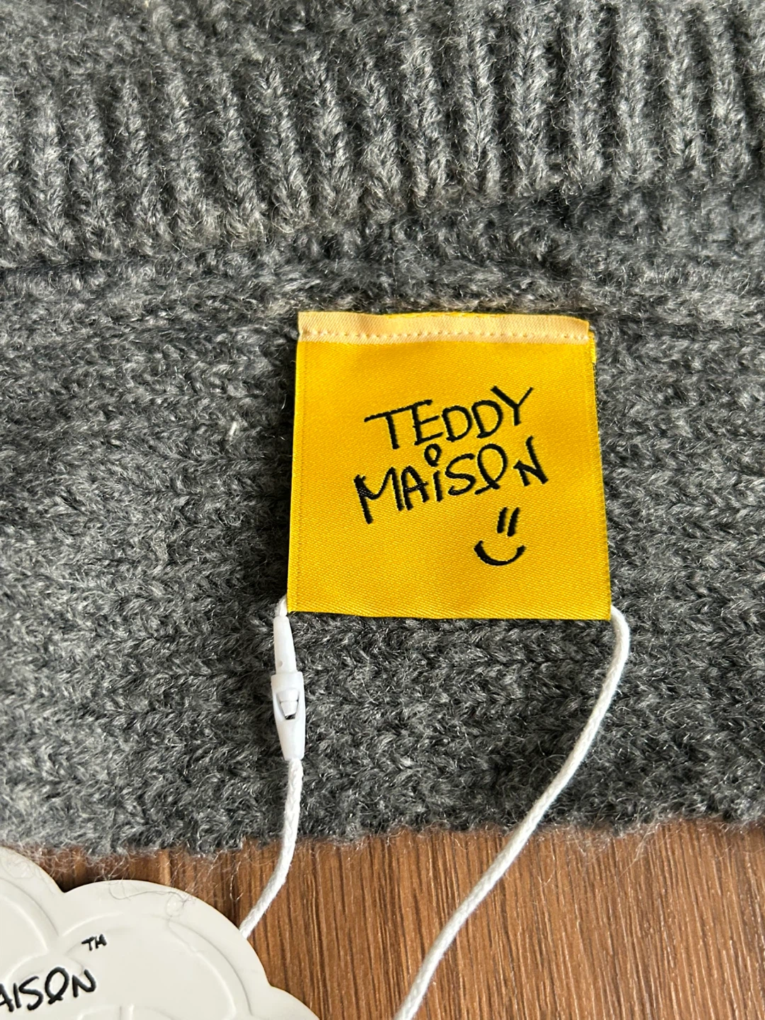 【タグ付き】TEDDY MAISON テディメゾン ニット フードマフラー グレー（バラクラバ / 赤ステッチ）の写真4枚目