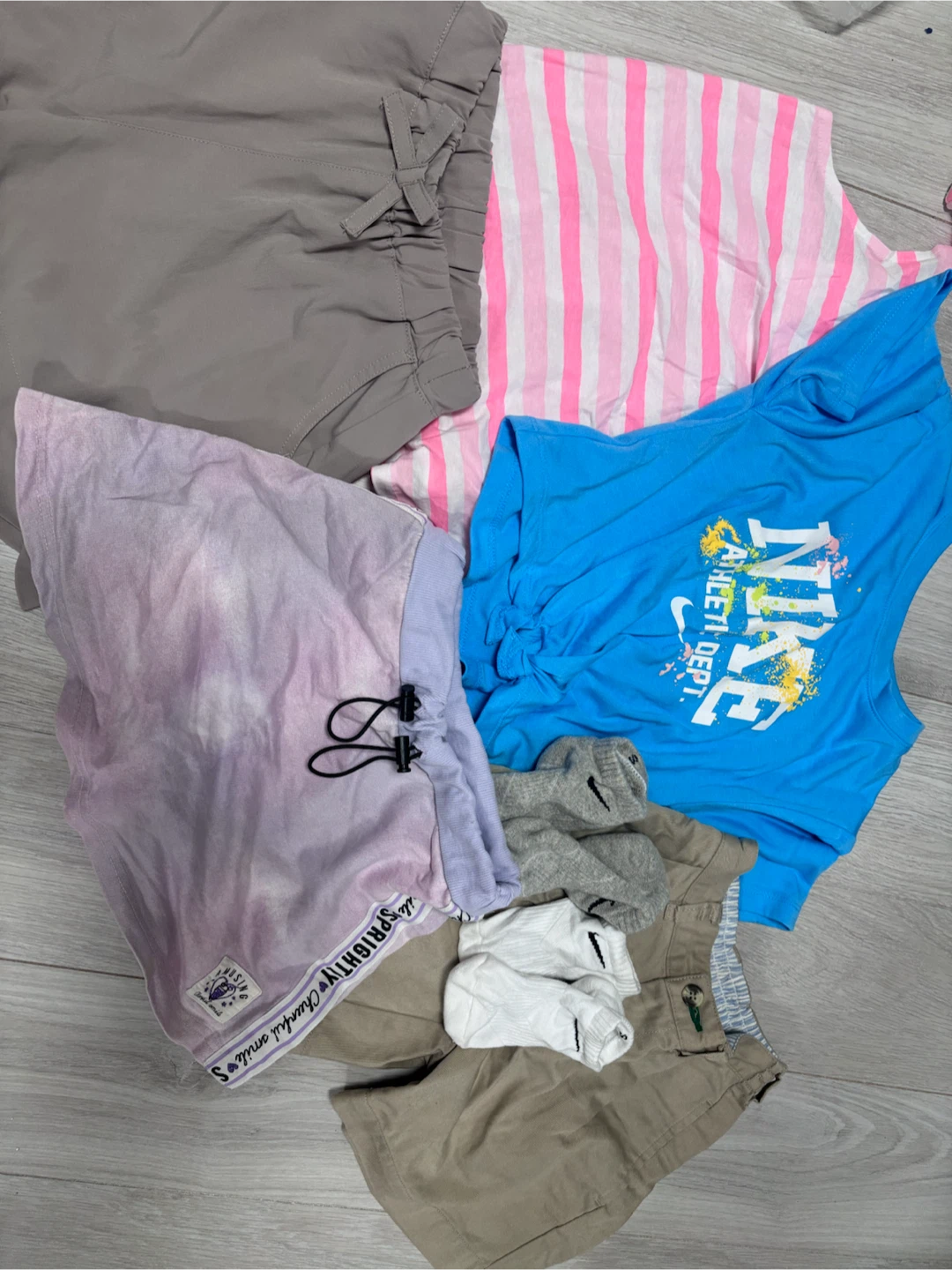 【取りに来てくれる方‼️】子供服 トップス ボトムス ソックス まとめ売りの写真2枚目