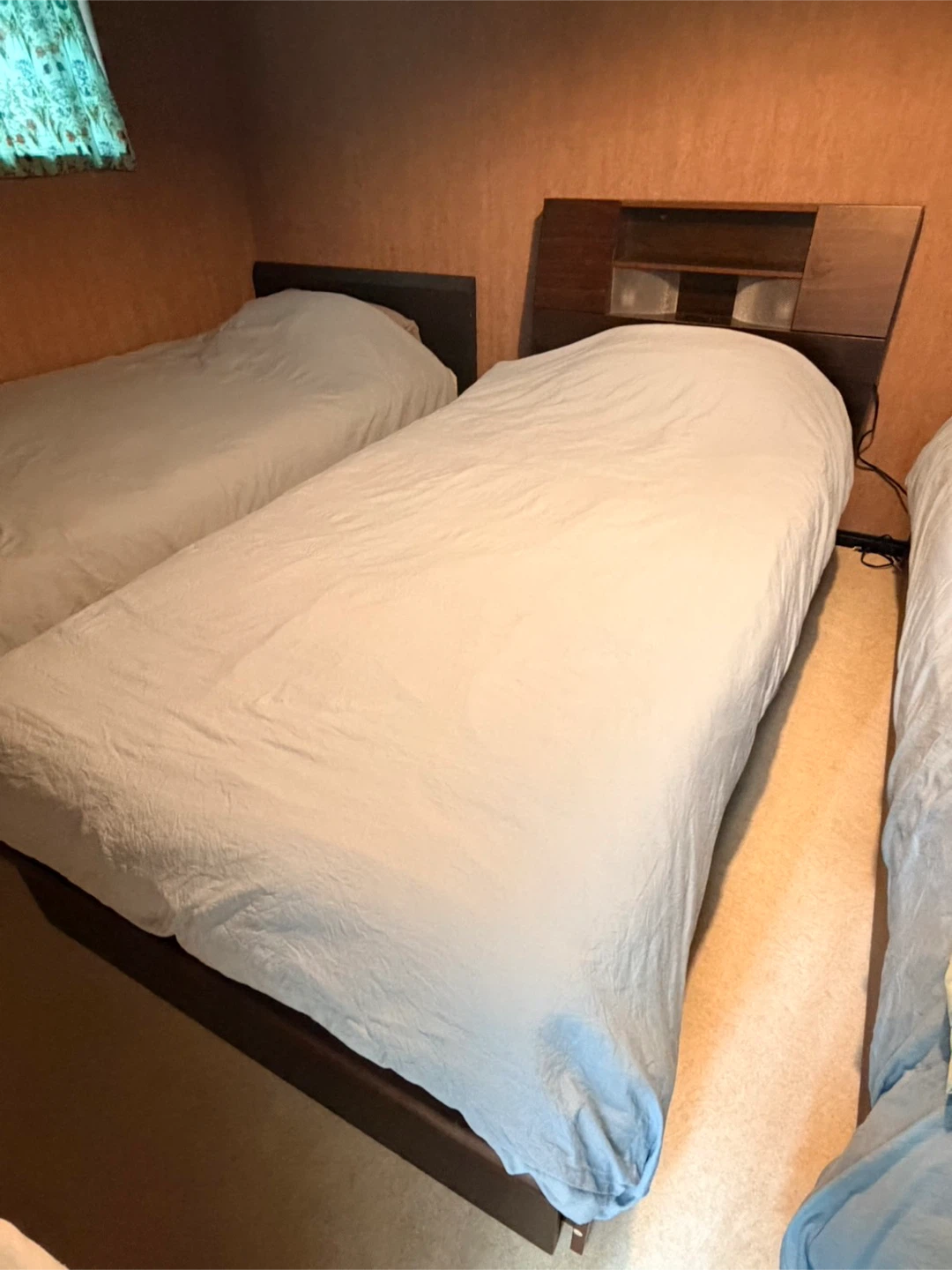 収納引き出付き　収納棚付き照明付きベッドフレームのみの写真2枚目