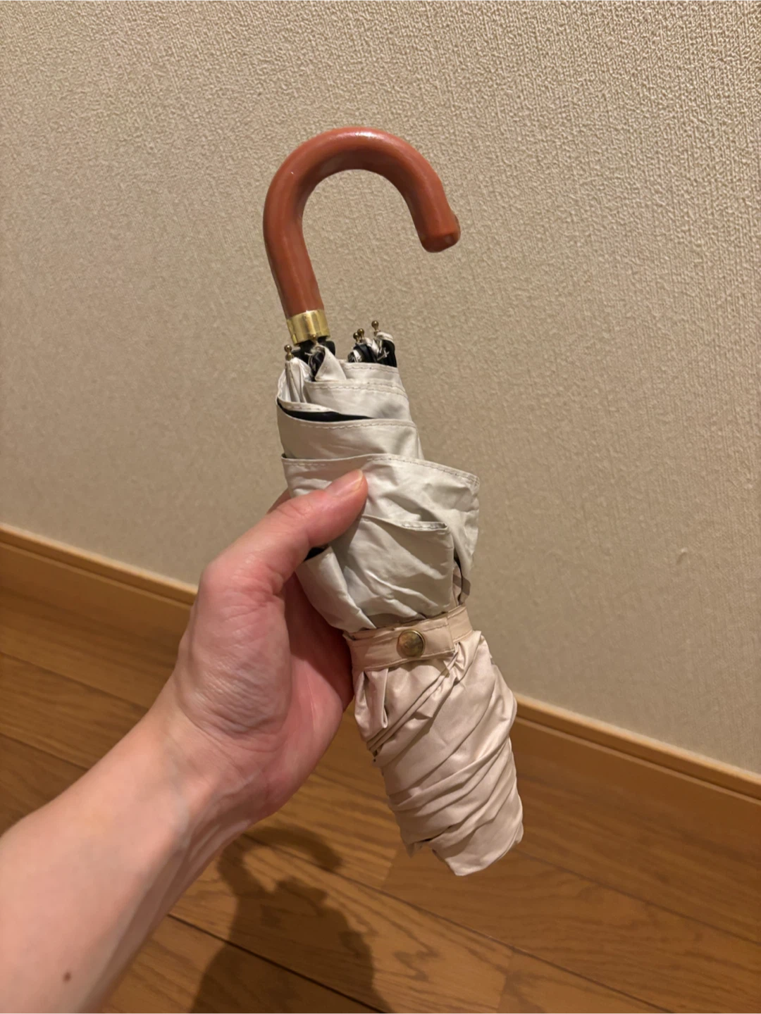 折りたたみ日傘 ベージュ×ボーダー 木製ハンドルの写真2枚目