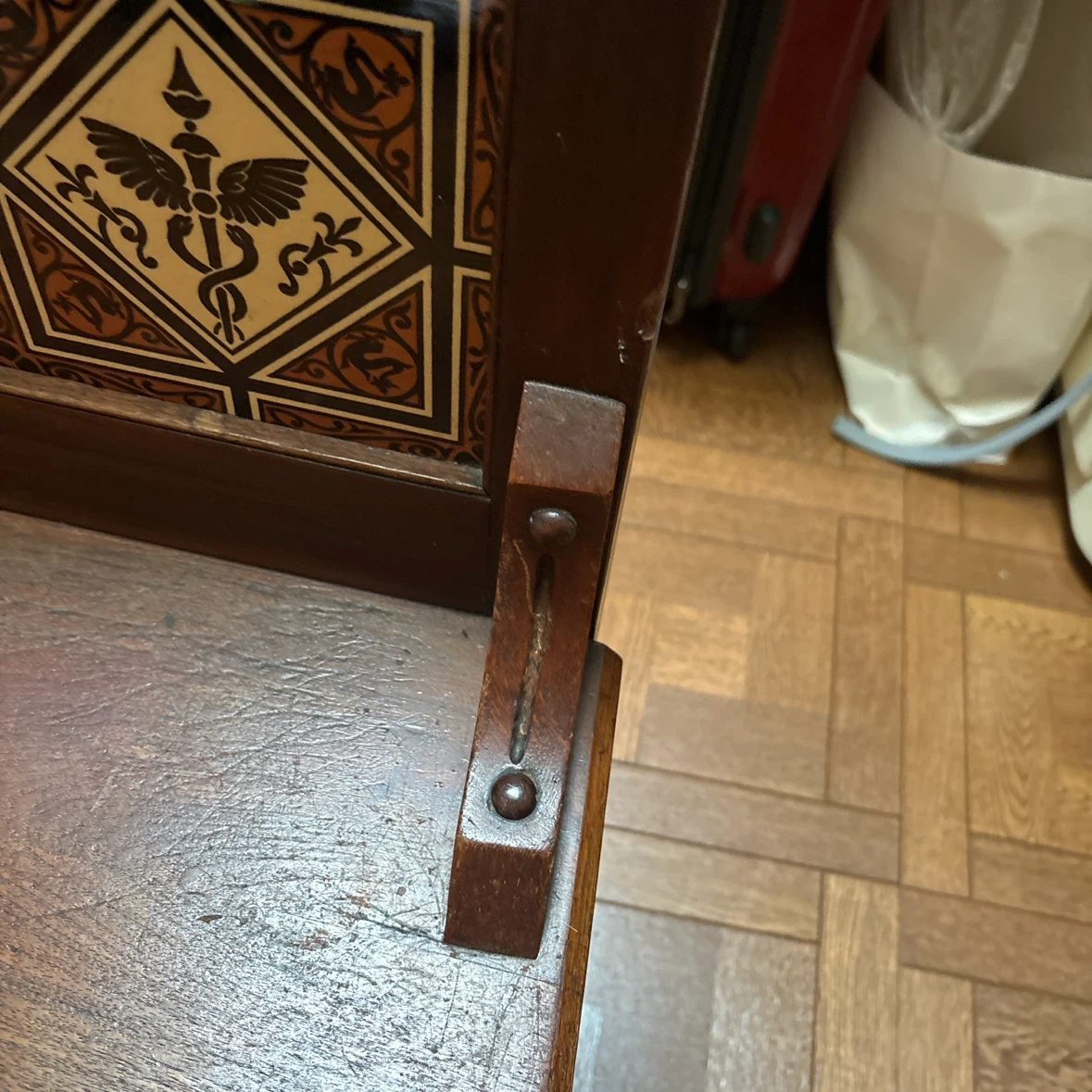 アンティーク調 木製チェア 彫刻タイル装飾の写真6枚目
