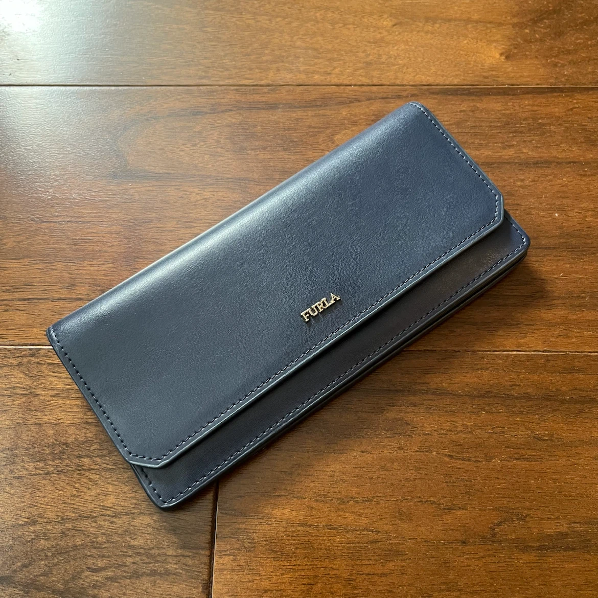 【FURLA フルラ 長財布 】ネイビー フラップ式 ボタン不良の写真2枚目