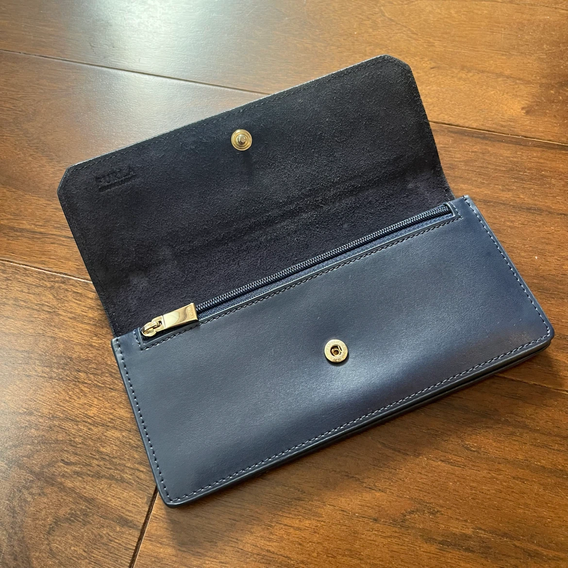 【FURLA フルラ 長財布 】ネイビー フラップ式 ボタン不良の写真4枚目