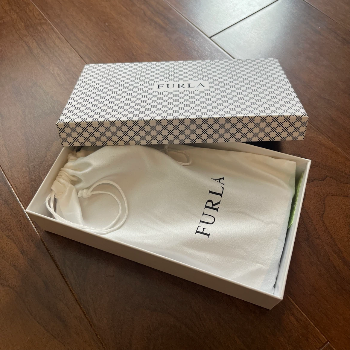 【FURLA フルラ 長財布 】ネイビー フラップ式 ボタン不良の写真5枚目