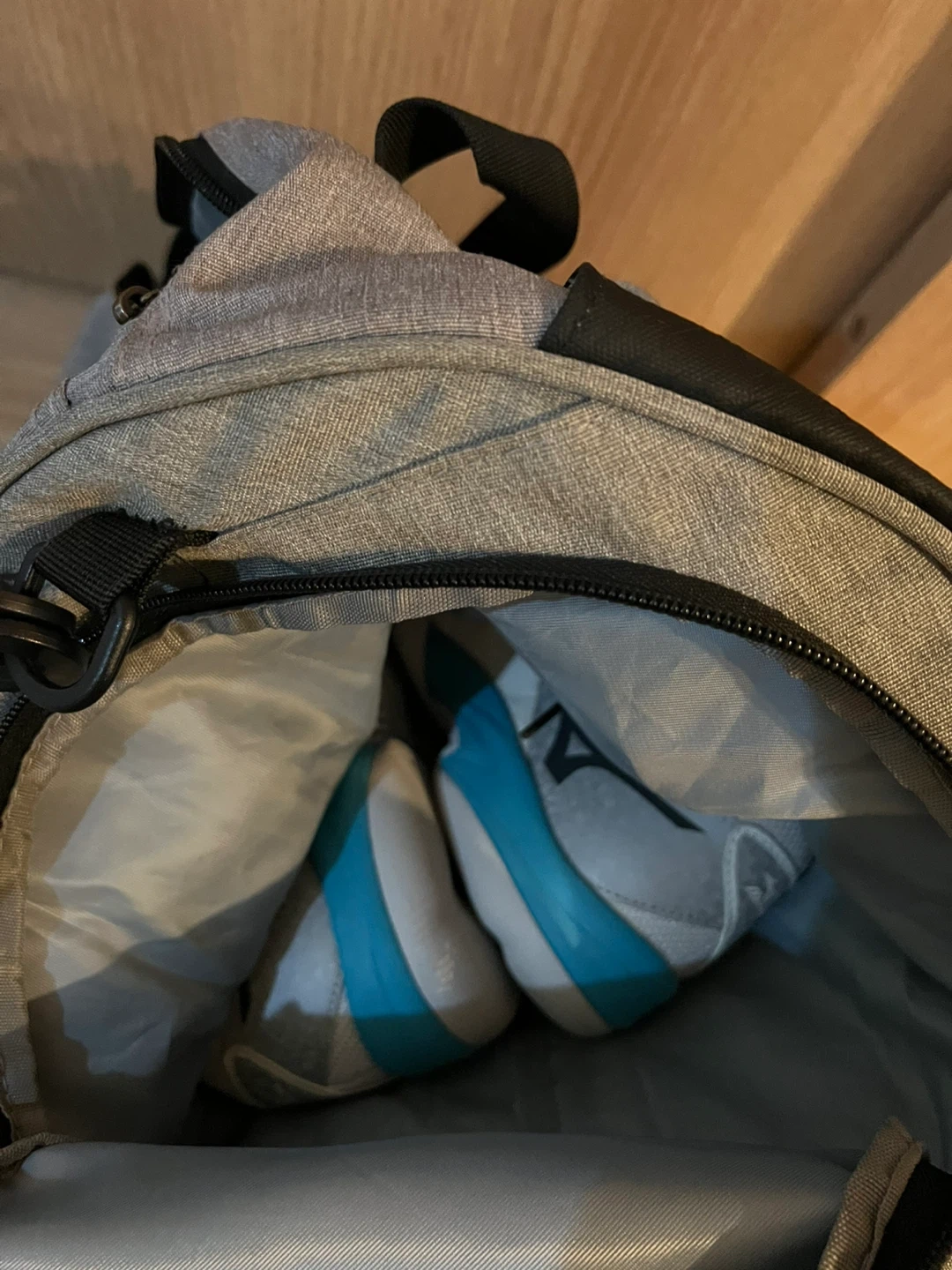 【2,000円】スポーツバッグ25L+MIZUNO室内テニスシューズ 約25.5cmの写真2枚目