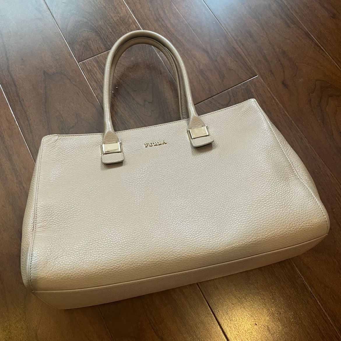 【美品】✨FURLA フルラ ハンドバッグ ベージュの写真2枚目