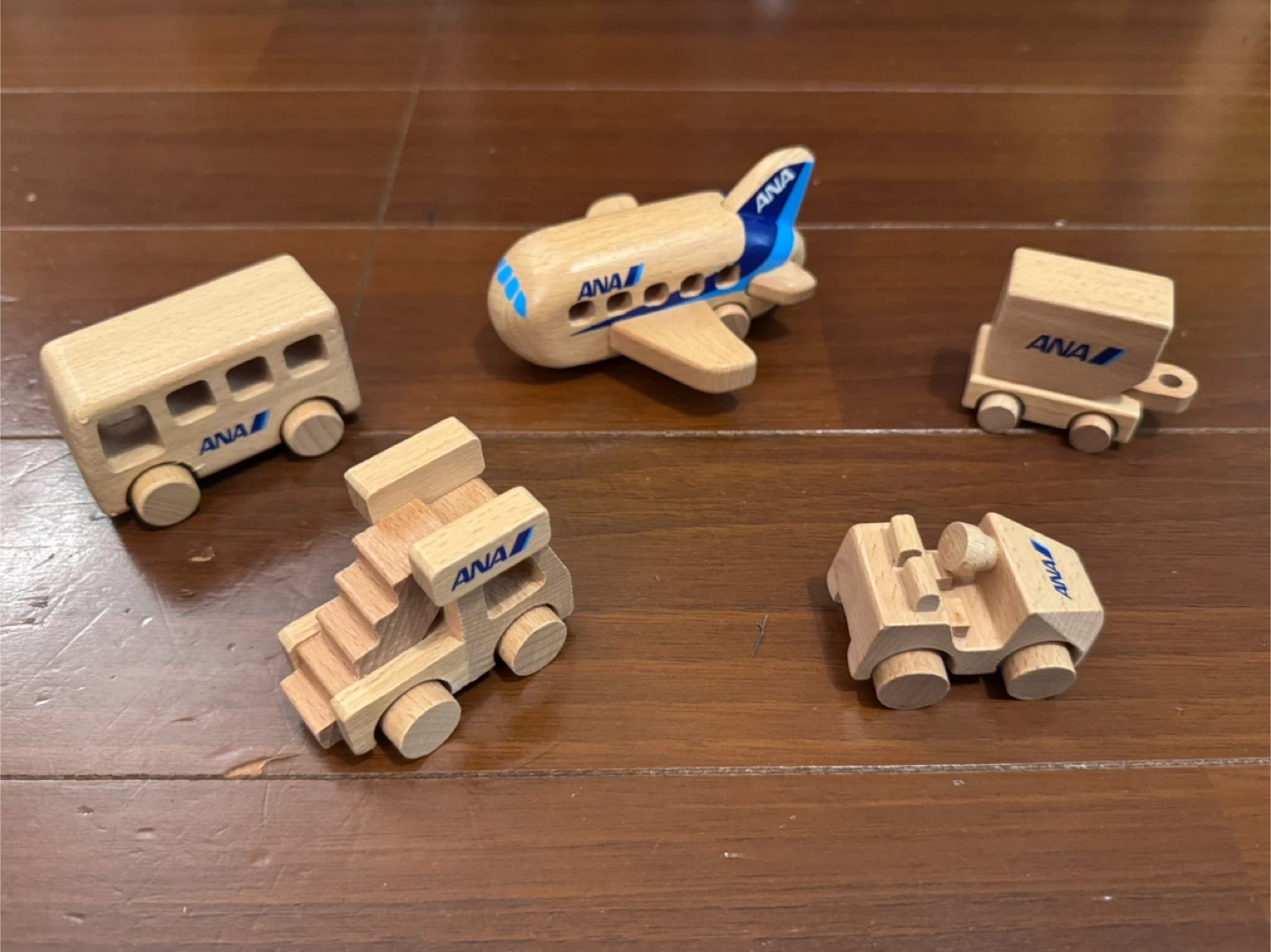 ANA 木製 飛行機 車 ミニカー 5種セットの写真2枚目