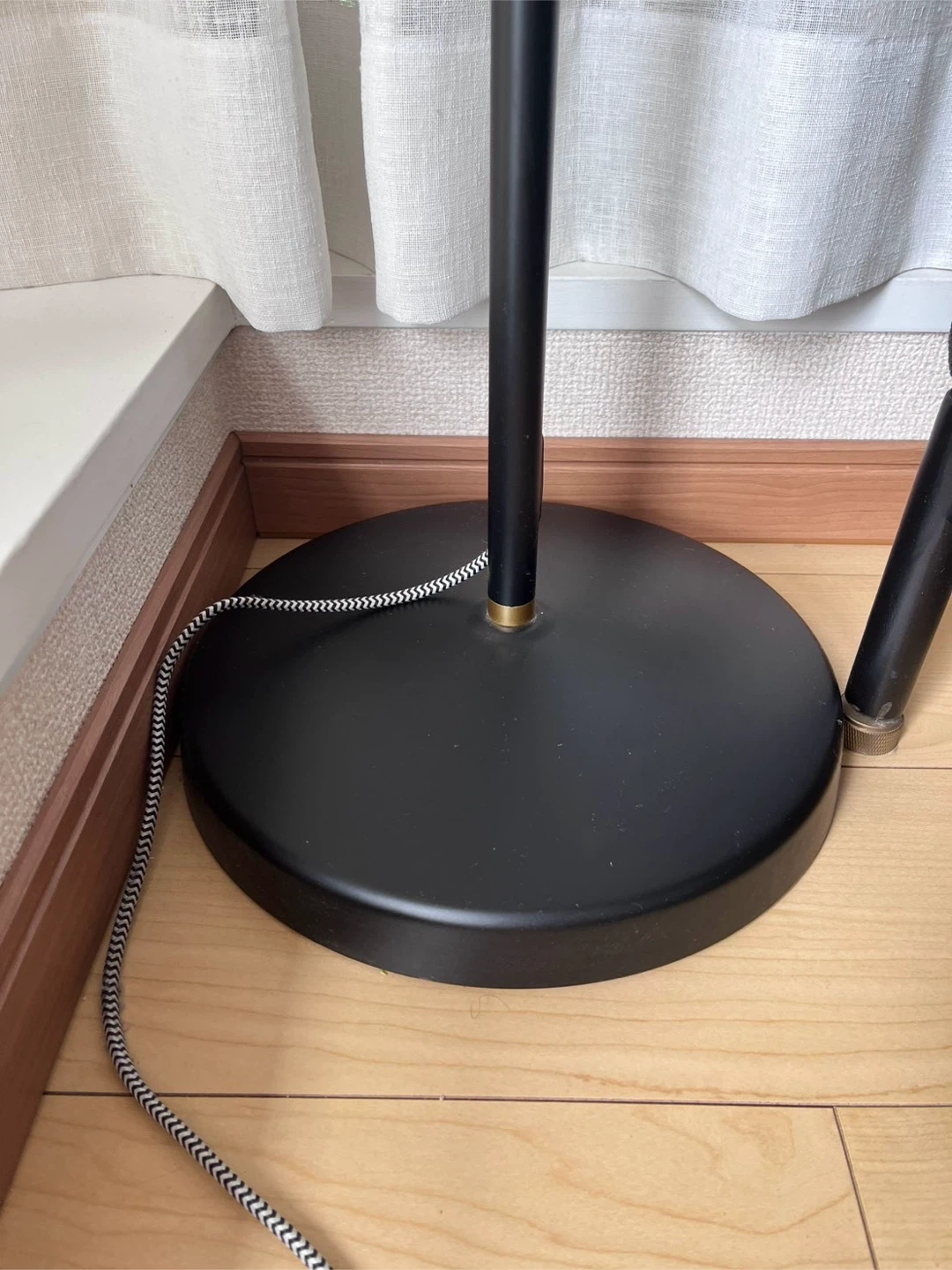 フロアスタンドライト ブラック×ゴールド　IKEAの写真5枚目