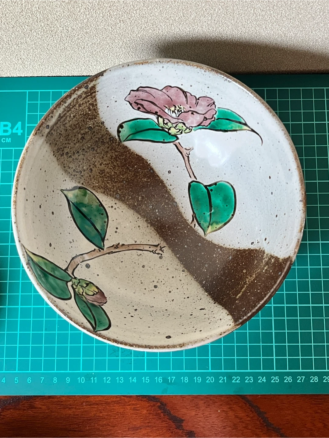 手描き椿柄 どんぶり 陶器 大皿の写真2枚目