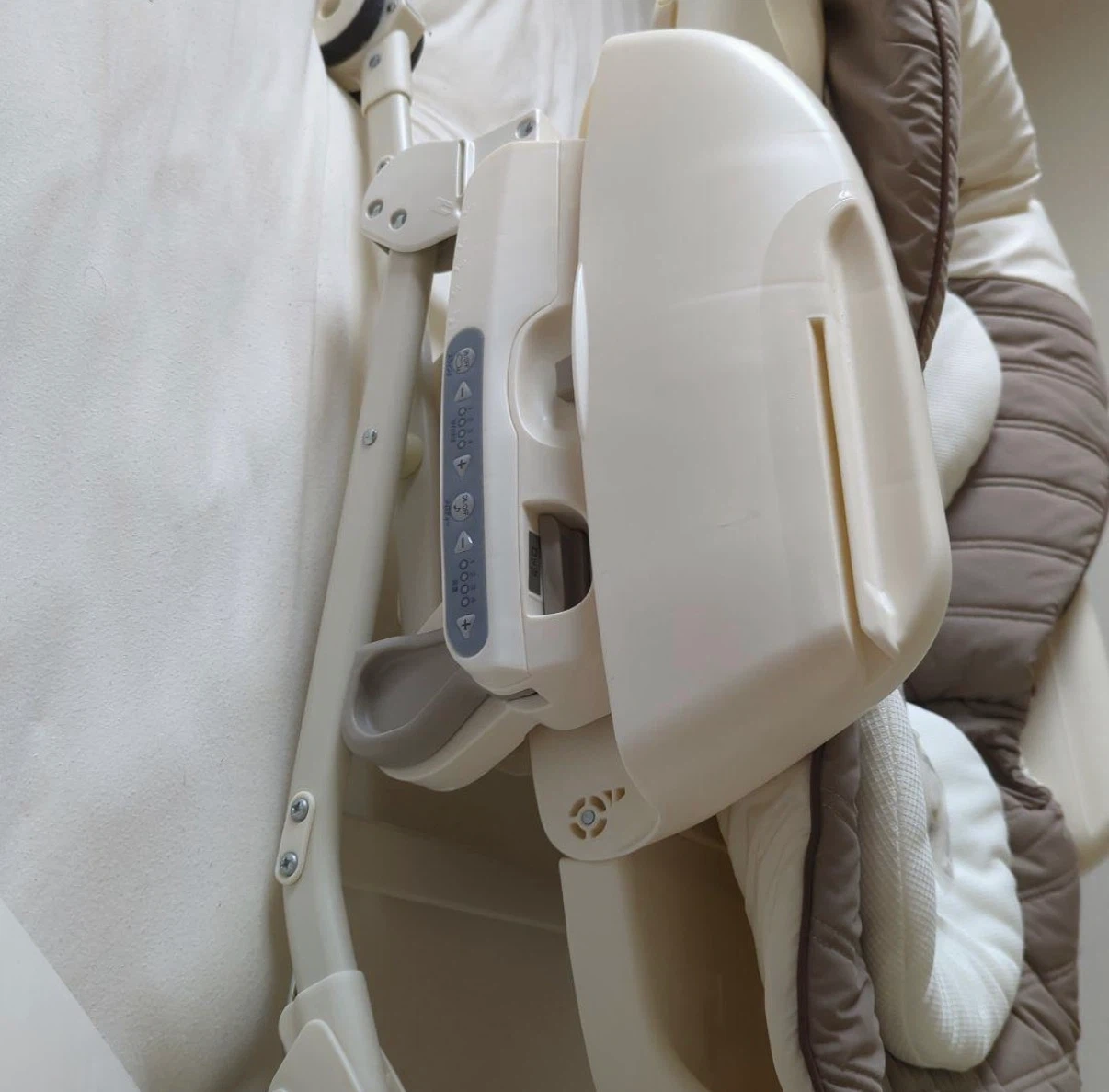 【美品】コンビ ネムリラ AT オートスウィング 電動 ココアブラウンの写真3枚目