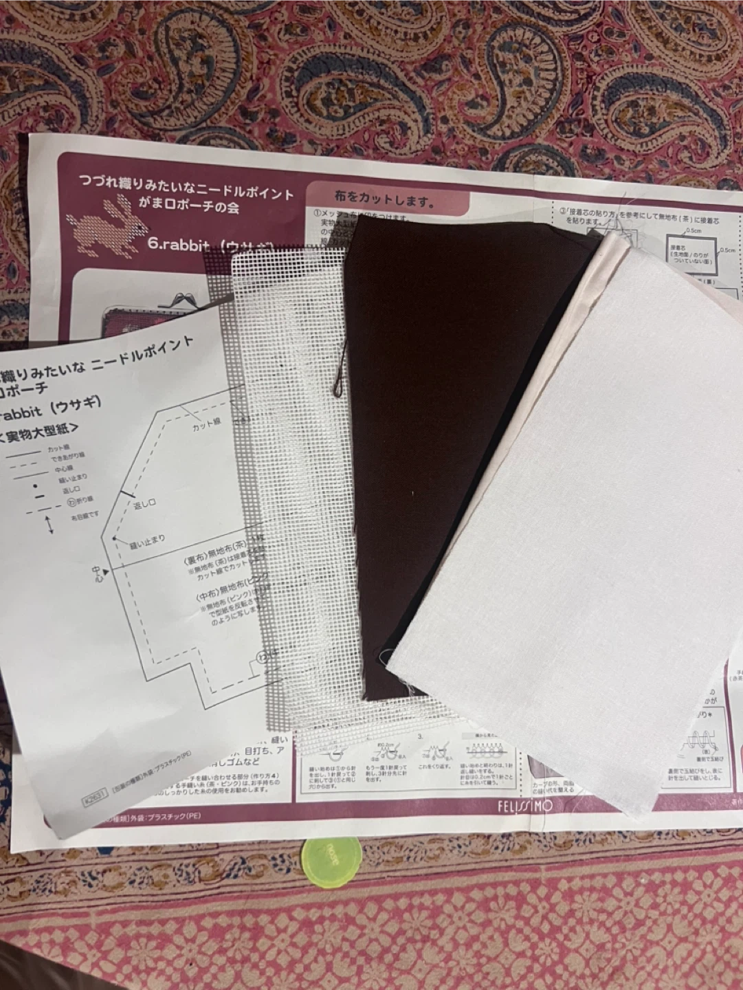秋色　フェリシモ ニードルポイント がま口ポーチ ウサギの写真3枚目