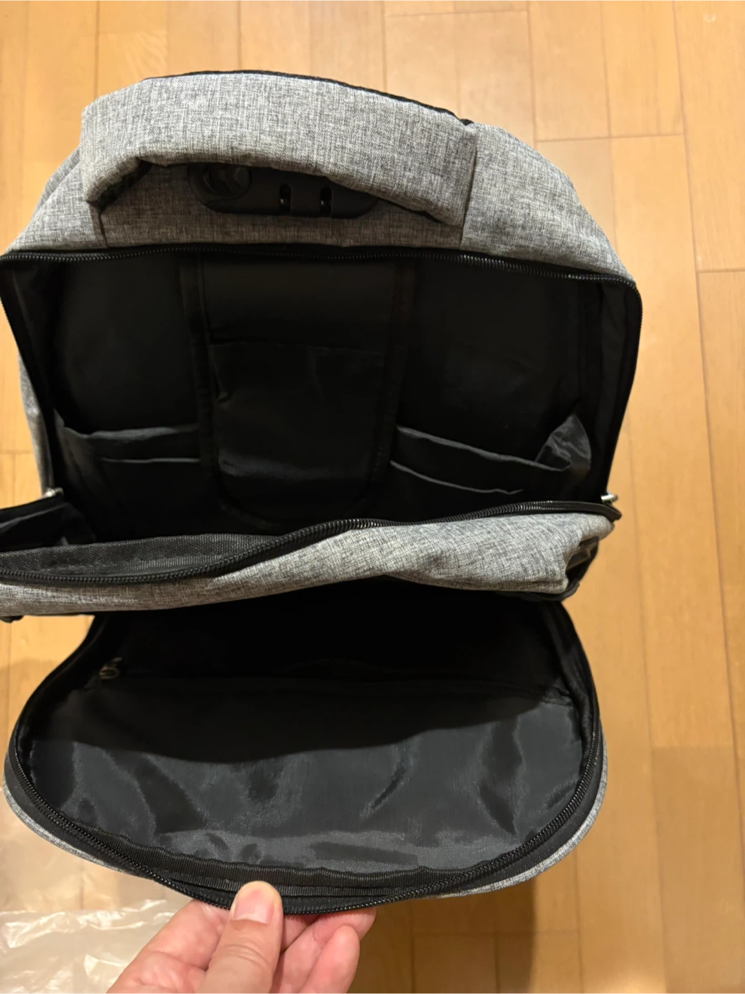 アイスファ リュック 17インチPC対応 グレーの写真4枚目