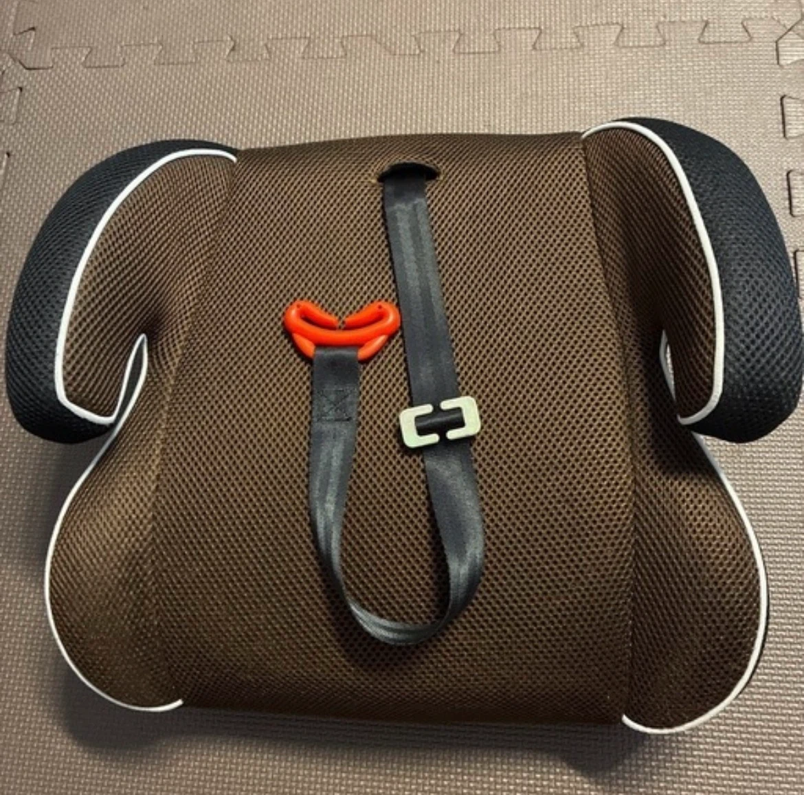 ジュニアシート ブラウン 15-36kg ECE規格
