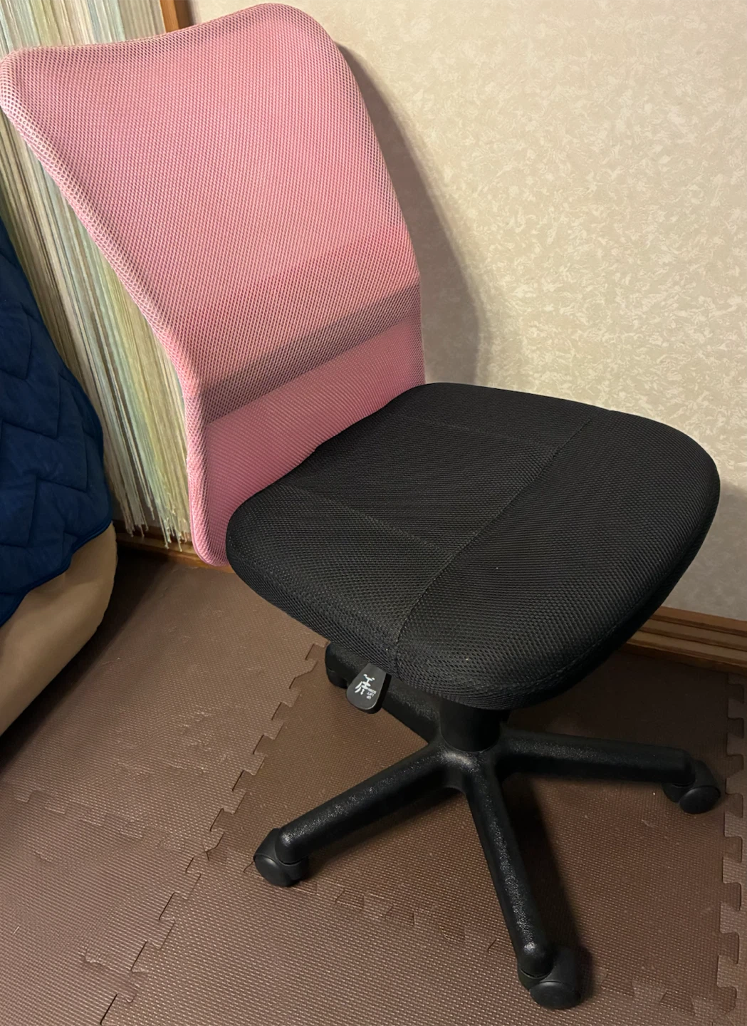 メッシュ オフィスチェア ピンク×ブラックの写真2枚目