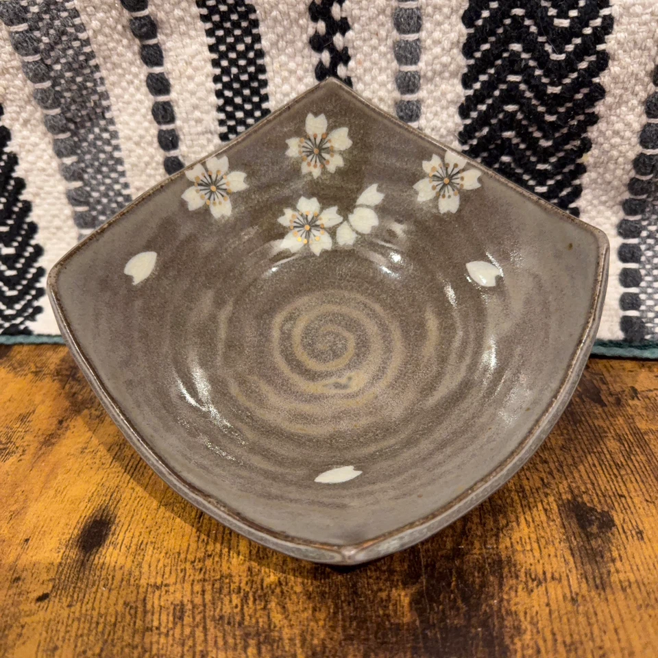 Japanese Shigaraki Ware Sakura Serving Bowl - Stamped Markの写真2枚目
