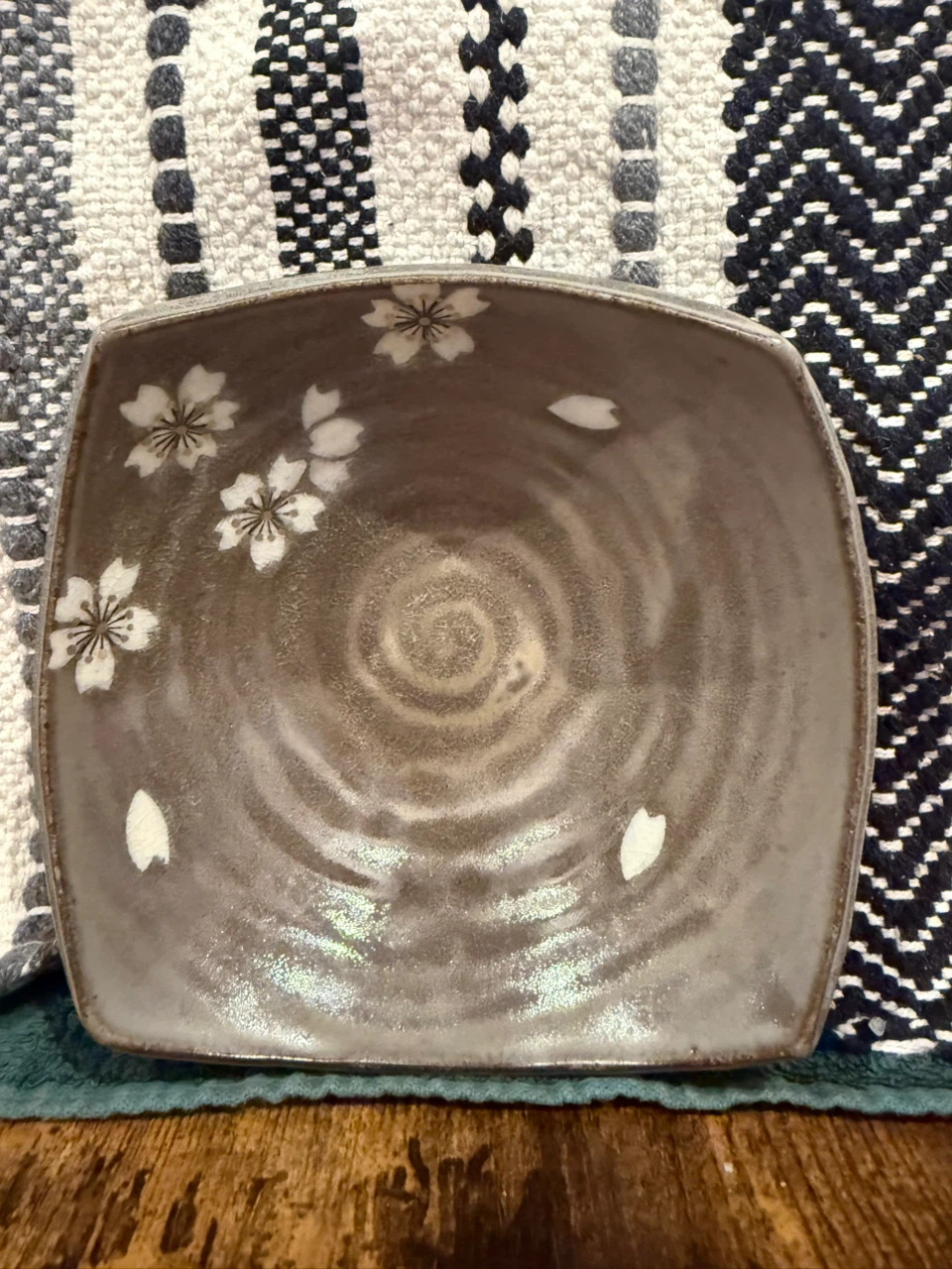 Japanese Shigaraki Ware Sakura Serving Bowl - Stamped Markの写真6枚目