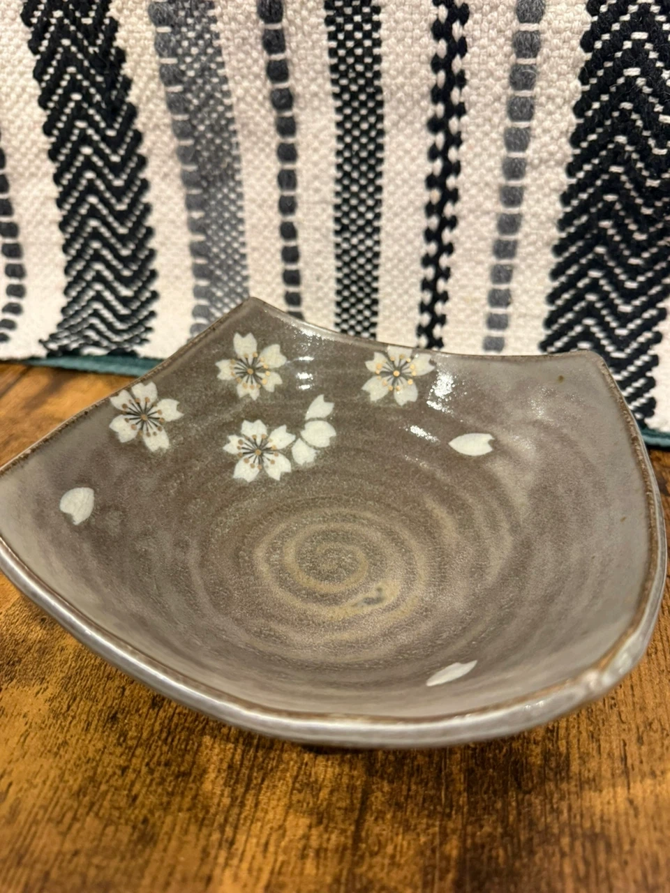 Japanese Shigaraki Ware Sakura Serving Bowl - Stamped Markの写真7枚目