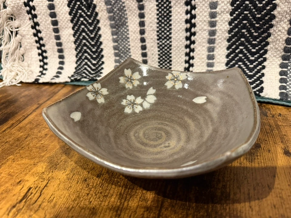 Japanese Shigaraki Ware Sakura Serving Bowl - Stamped Markの写真9枚目