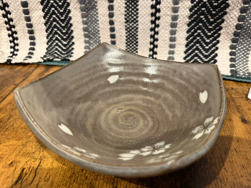 Japanese Shigaraki Ware Sakura Serving Bowl - Stamped Markの写真10枚目