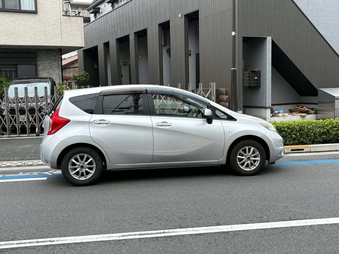 日産 ノート シルバー