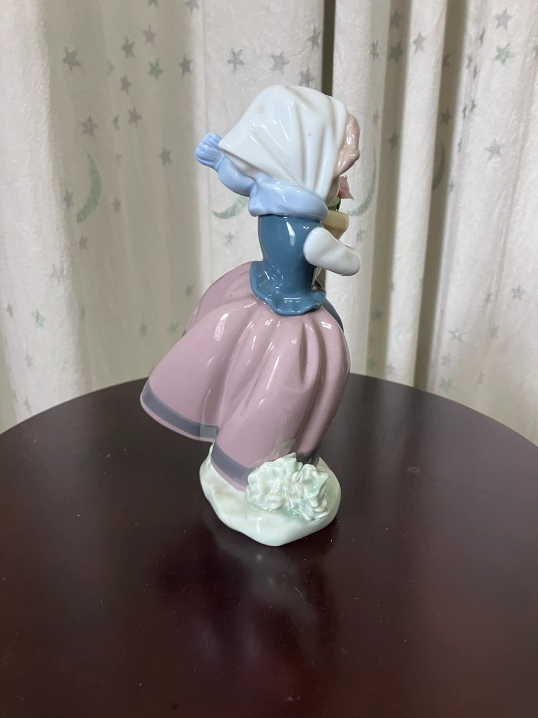 リヤドロ 05223 少女と花鉢 フィギュリンの写真2枚目