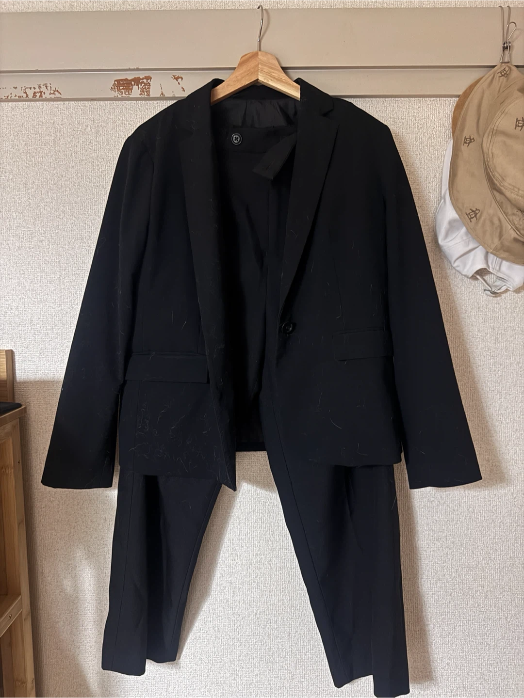 黒のパンツスーツセットアップ
