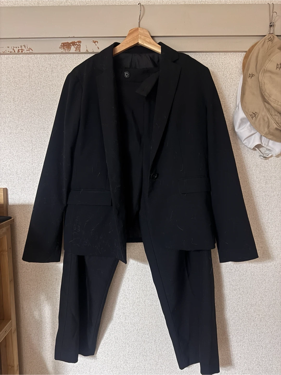 黒のパンツスーツセットアップ