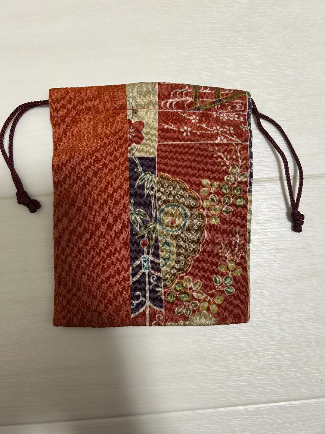 【美品】和柄 巾着袋 ちりめん風 ミニポーチ 赤・古典柄 切り替えデザイン