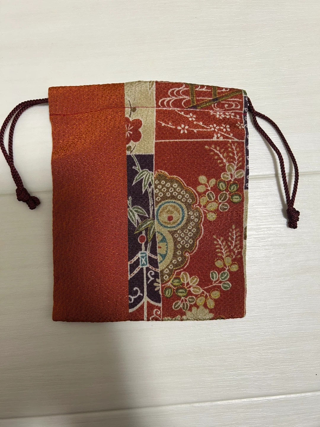 【美品】和柄 巾着袋 ちりめん風 ミニポーチ 赤・古典柄 切り替えデザイン