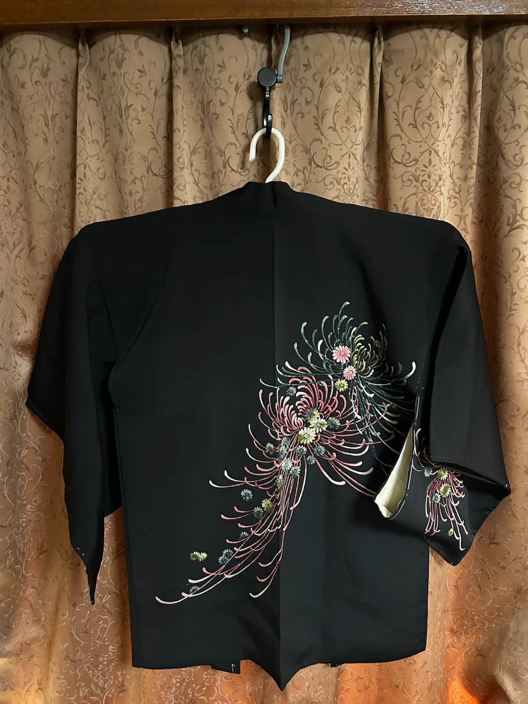 黒羽織 菊柄 手刺繍 着物の写真2枚目