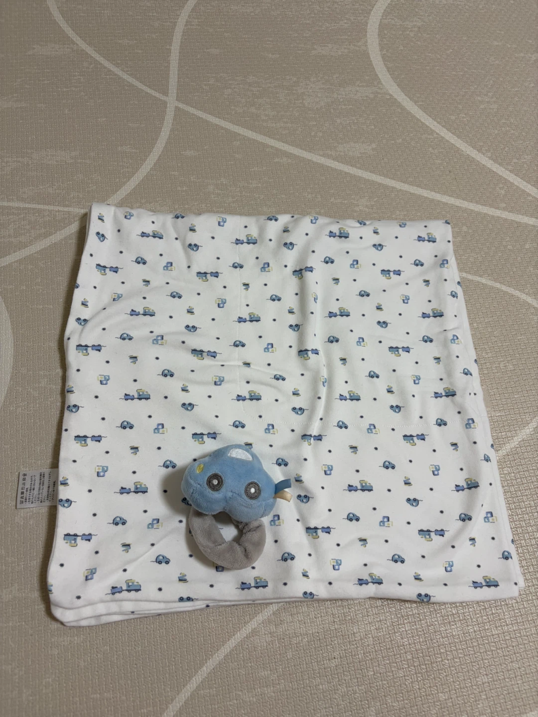 車のラトル&おくるみ 80×80cm（車柄）【アカチャンホンポ】