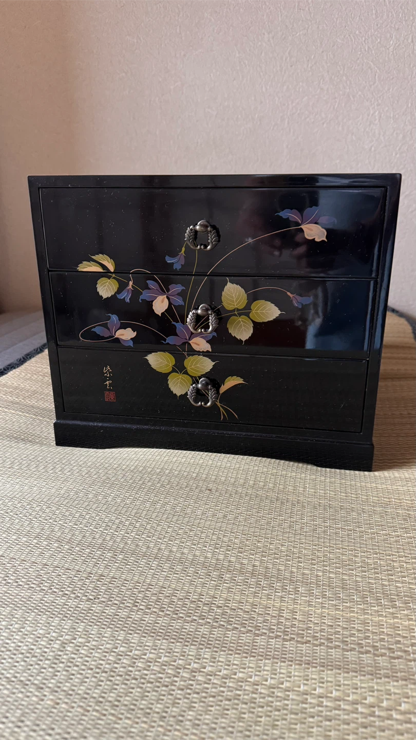 黒漆調 三段小箪笥 小引き出し 蒔絵風の写真2枚目