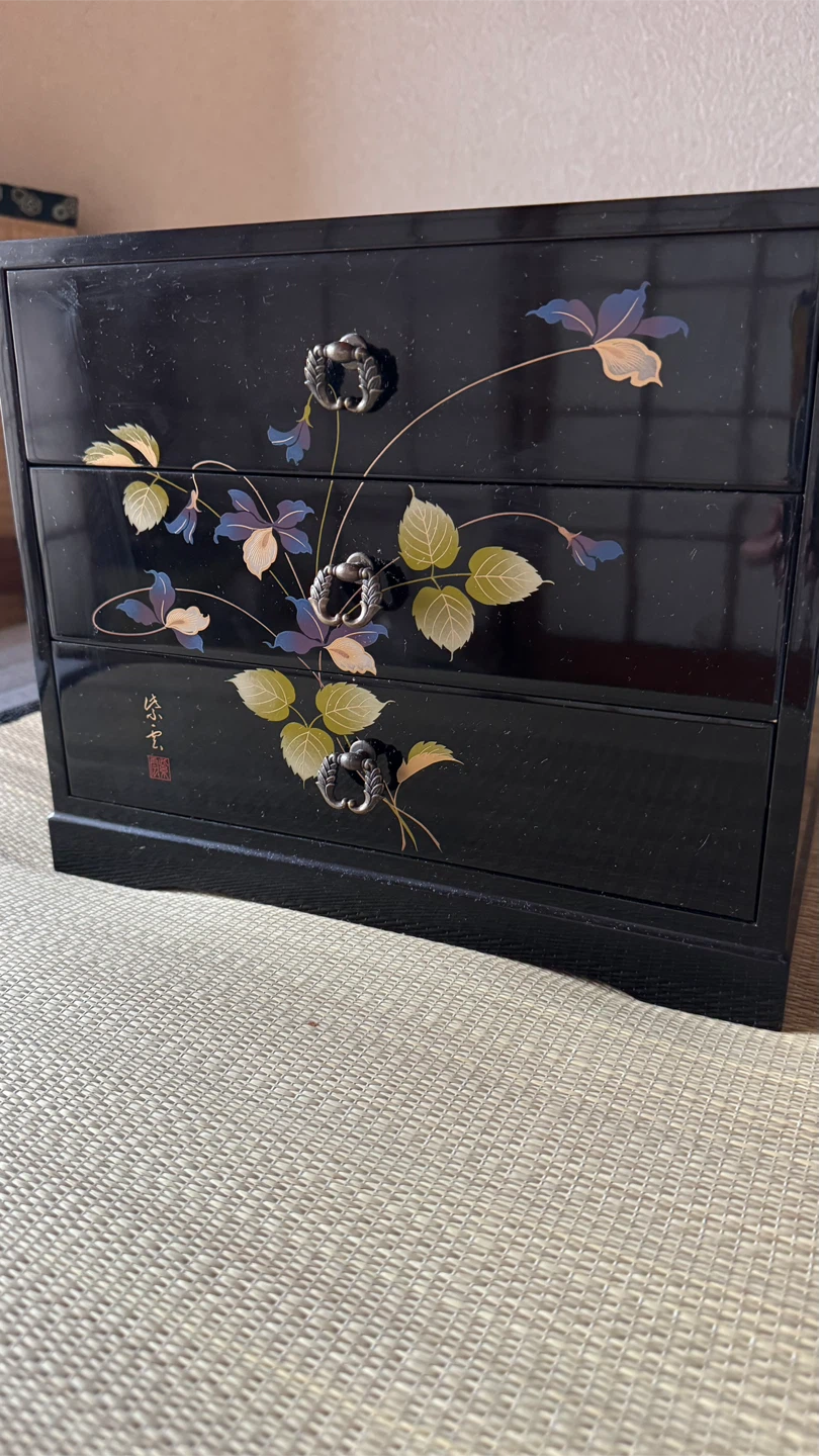 黒漆調 三段小箪笥 小引き出し 蒔絵風の写真3枚目