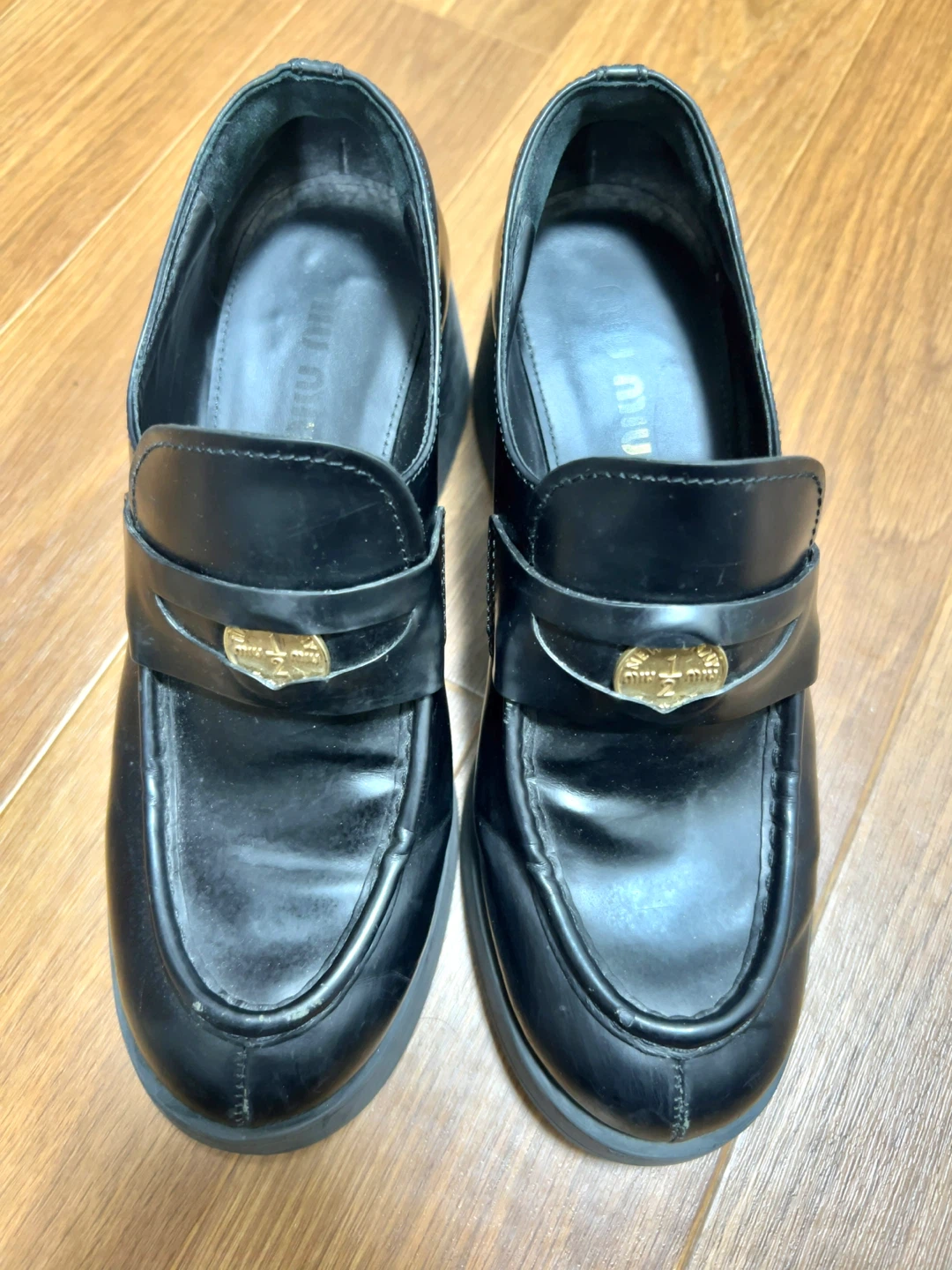 Miu Miu (ミュウミュウ) ブラッシュドレザー ペニーローファー コイン 黒