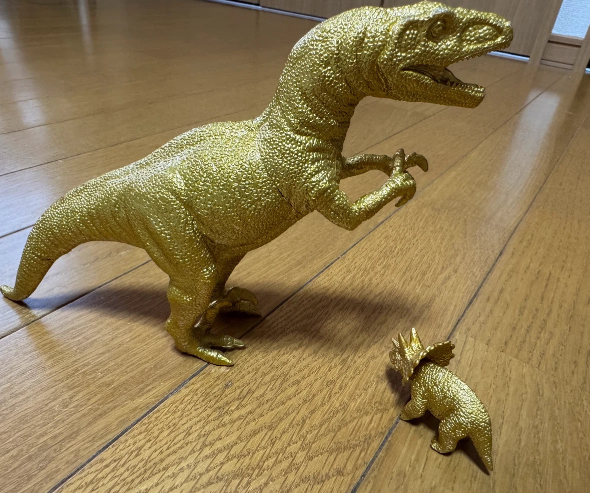 恐竜 フィギュア 2体セット ゴールド　大 → アロサウルス 小 → トリケラトプス