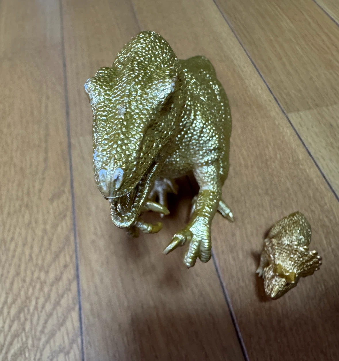 恐竜 フィギュア 2体セット ゴールド　大 → アロサウルス 小 → トリケラトプスの写真2枚目