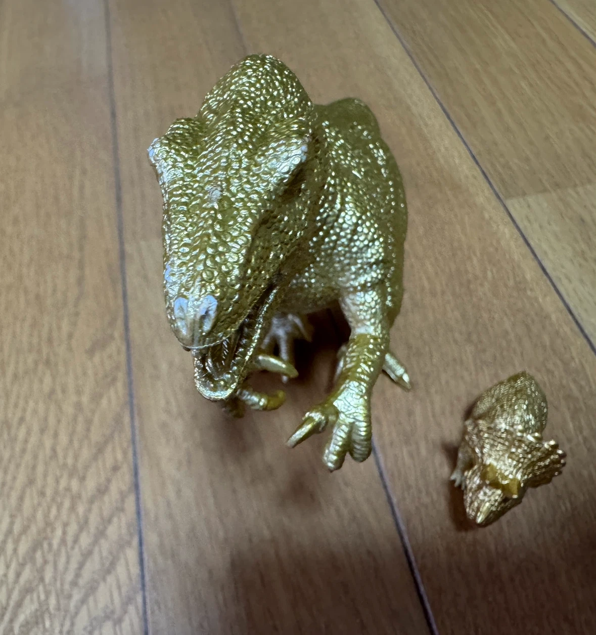 恐竜 フィギュア 2体セット ゴールド 大 → アロサウルス 小 → トリケラトプスの写真2枚目
