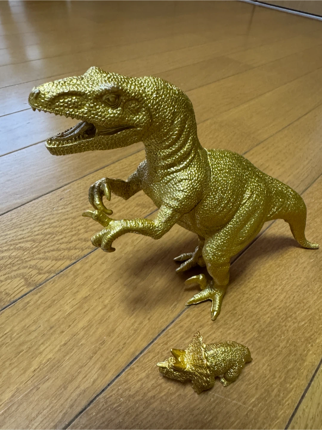 恐竜 フィギュア 2体セット ゴールド　大 → アロサウルス 小 → トリケラトプスの写真4枚目