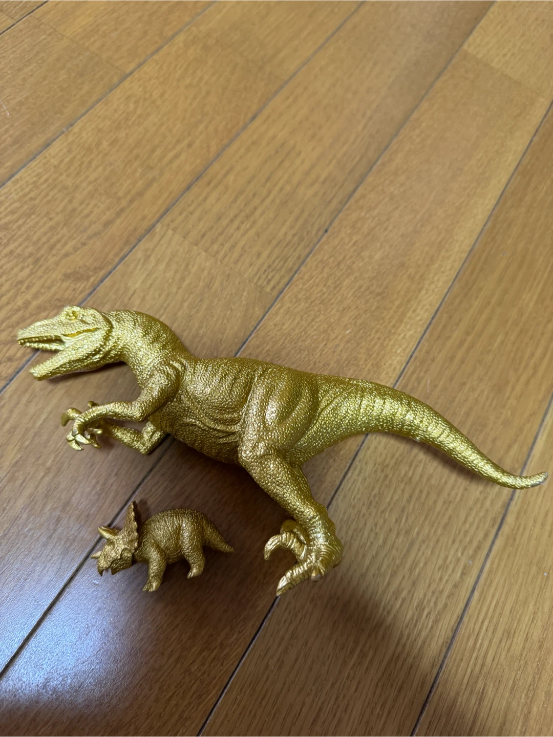 恐竜 フィギュア 2体セット ゴールド　大 → アロサウルス 小 → トリケラトプスの写真5枚目