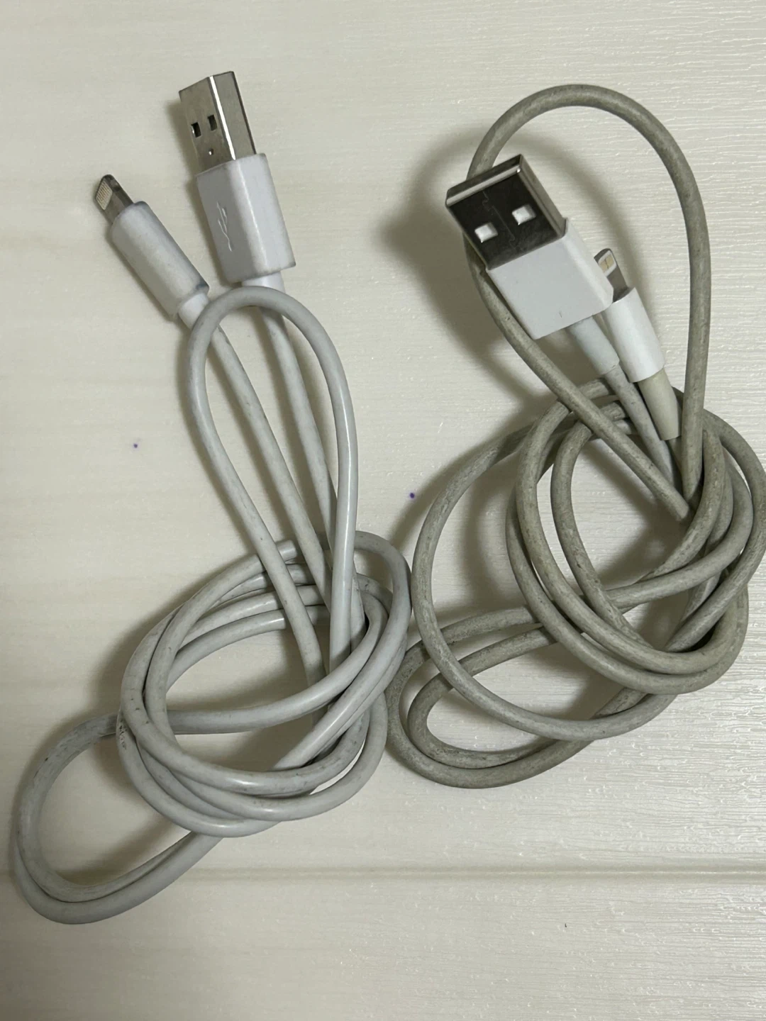 iPhone用 充電・データ通信ライトニングケーブル 2本セットです。長さ: 約100cm(1m)端子