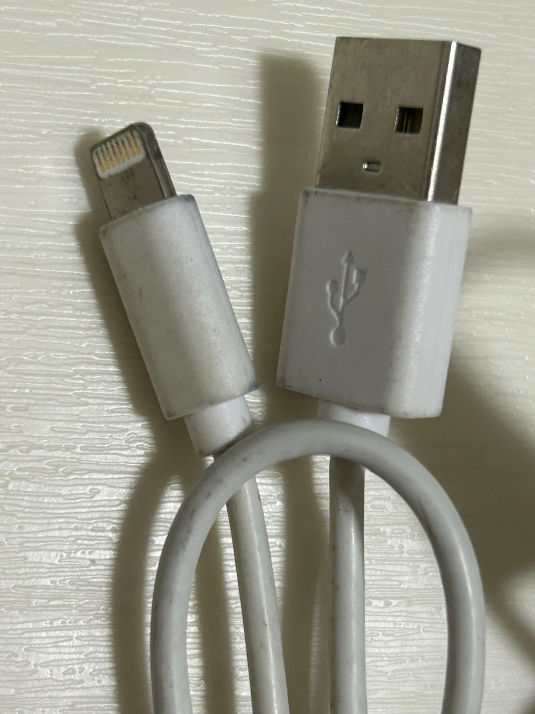 iPhone用 充電・データ通信ライトニングケーブル 2本セットです。長さ： 約100cm（1m）端子の写真2枚目