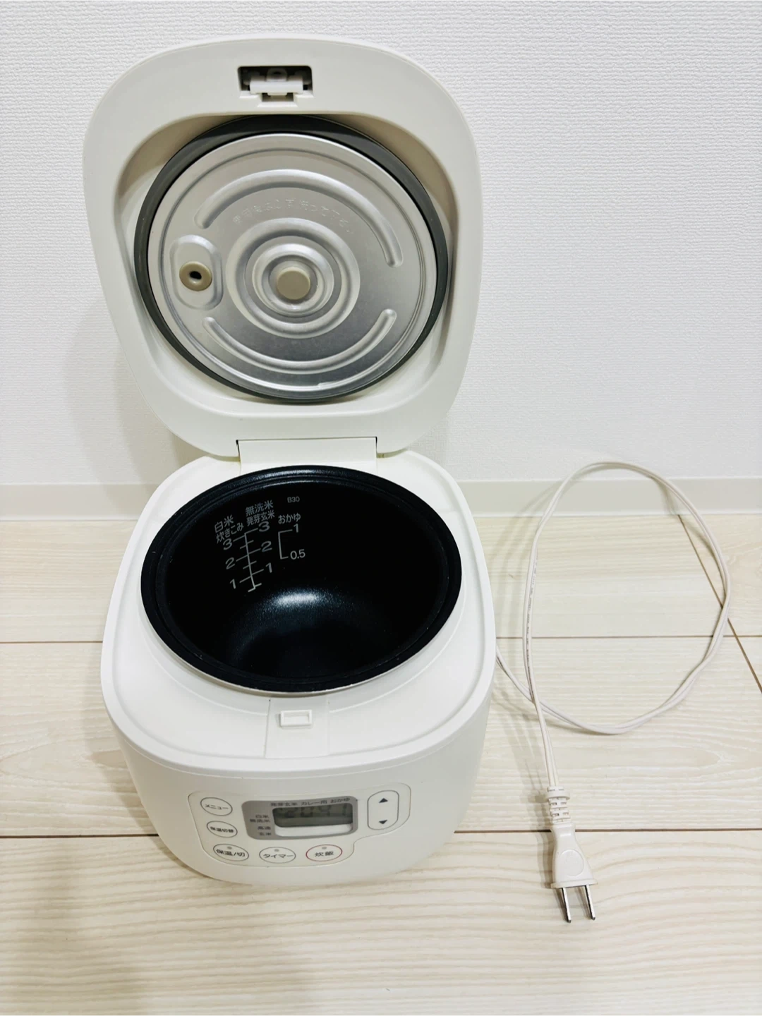 炊飯器 3合炊き ホワイトの写真3枚目