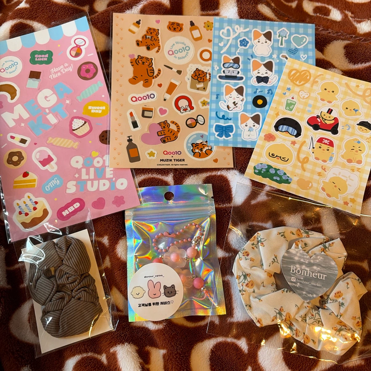 88%OFFしました❣️韓国🇰🇷雑貨🎀ストラップ&シュシュ&オリジナルステッカーセット