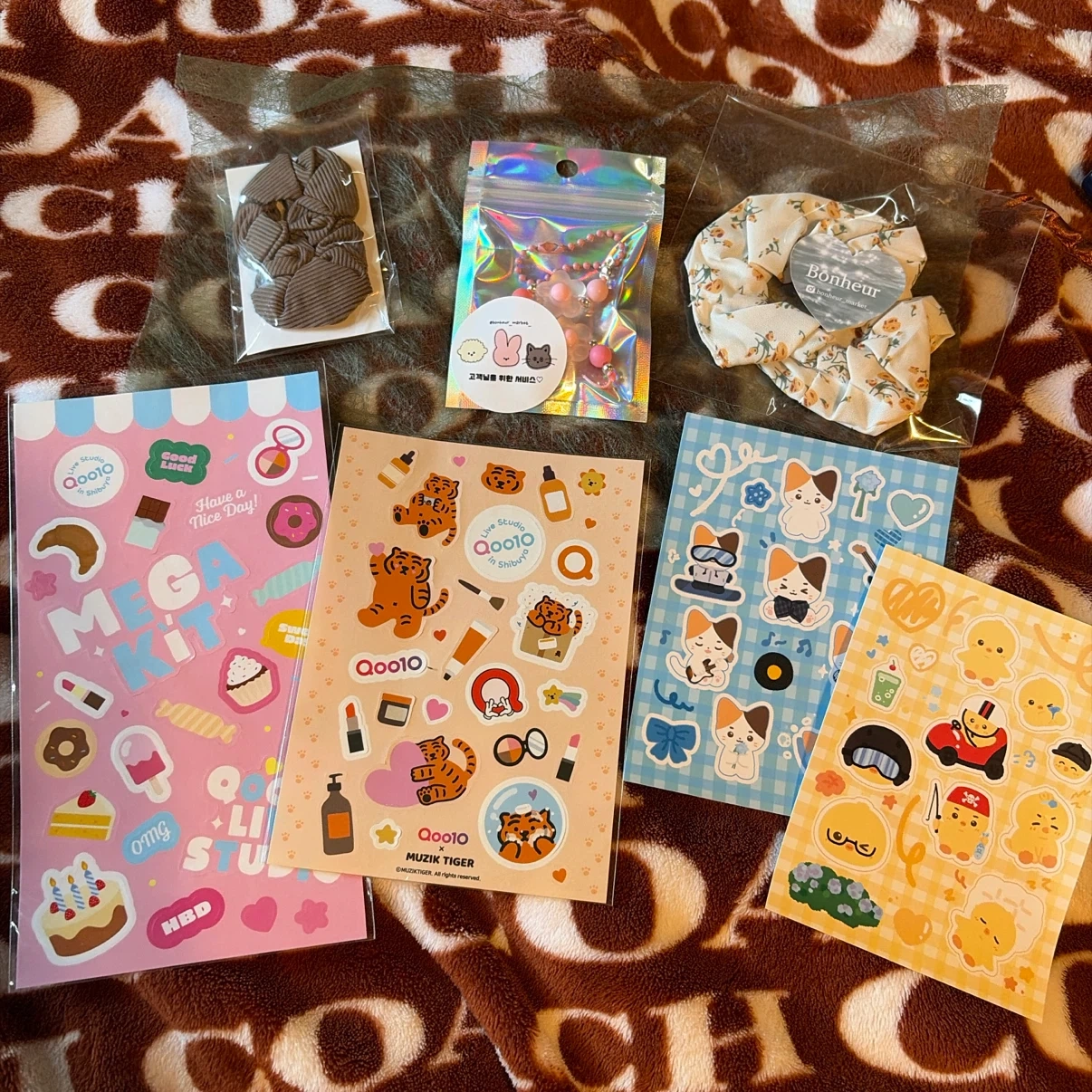 88%OFFしました❣️韓国🇰🇷雑貨🎀ストラップ&シュシュ&オリジナルステッカーセットの写真6枚目