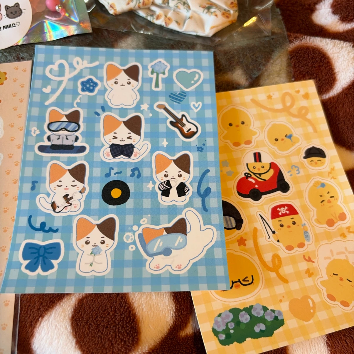 88%OFFしました❣️韓国🇰🇷雑貨🎀ストラップ&シュシュ&オリジナルステッカーセットの写真9枚目