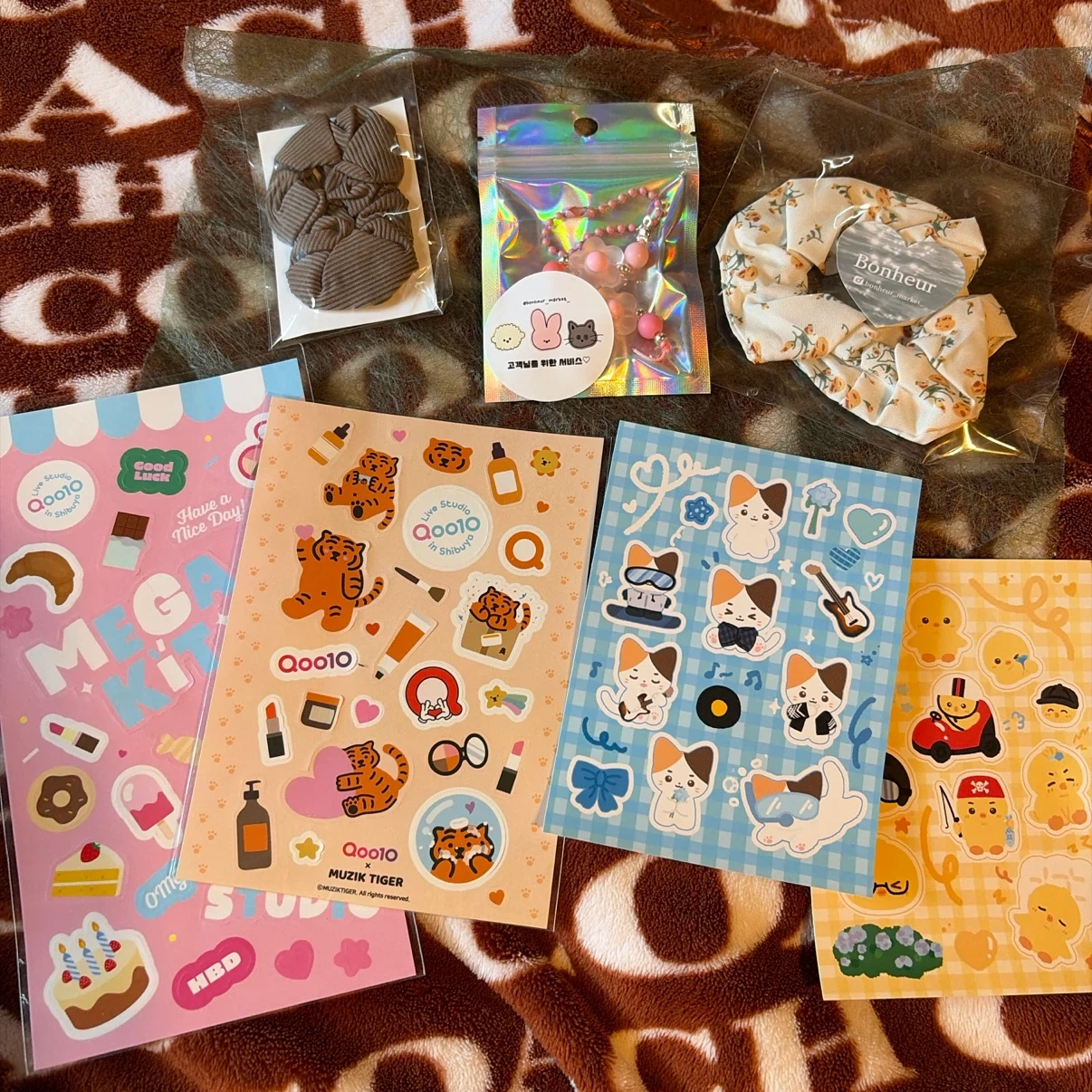 88%OFFしました❣️韓国🇰🇷雑貨🎀ストラップ&シュシュ&オリジナルステッカーセットの写真10枚目
