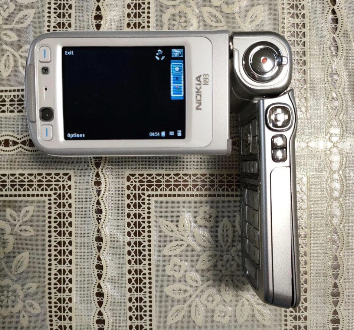 Nokia N93 携帯電話本体 シルバー Sim フリの写真4枚目