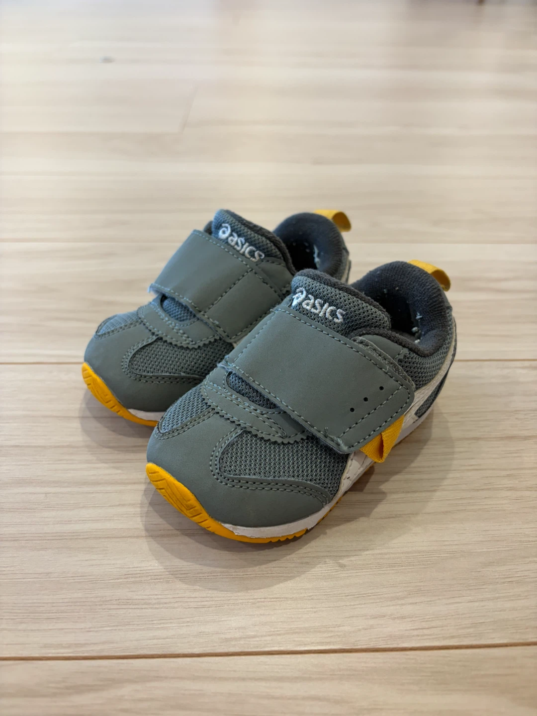 アシックス ベビーシューズ 13.5cm グレー 黄色